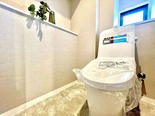 窓を備えた清潔感のあるトイレ。自然光や換気を取り入れやすく、気持ちよく使える空間です。