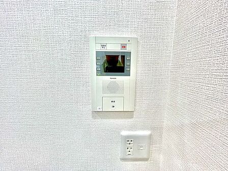 モニター付きインターホンを設置。室内から来訪者を確認でき、防犯面にも配慮された設備です。