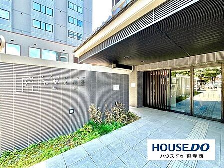 植栽が配置された落ち着きのあるエントランス。建物へのアプローチも整えられています。