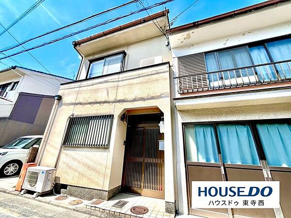 建物正面から見た外観。窓や玄関の配置など、住まい全体の雰囲気が分かる一枚です。