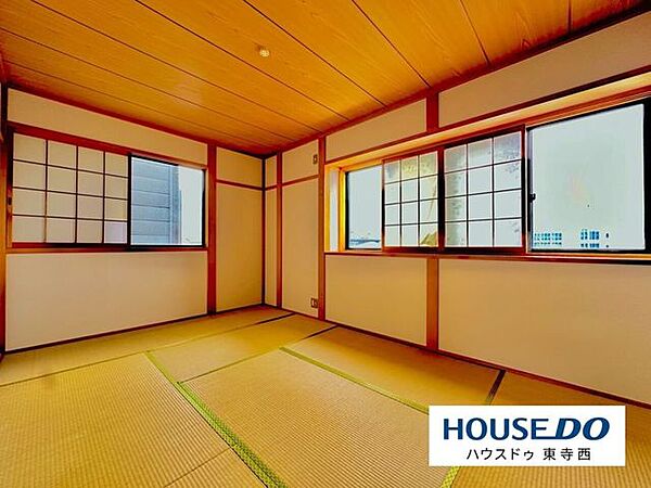 二面に窓を備えた和室。畳の落ち着いた雰囲気があり、くつろぎの空間として活用できます。