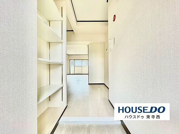 明るく整えられた玄関。シューズボックスを備え、毎日の外出も帰宅も気持ちよく迎えられます。