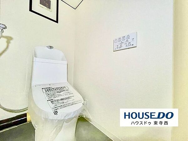 温水洗浄便座付きのトイレ。清潔で使いやすく、毎日心地よくお使いいただけます。