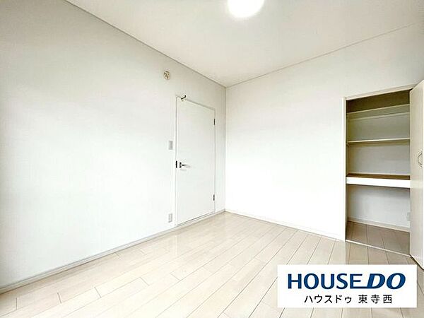 収納棚を備えた洋室。寝室や書斎、子ども部屋など、用途に合わせて使いやすい一室です。
