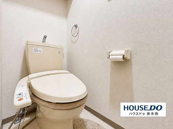 トイレが2ヶ所あります。清潔感を意識した白系仕上げです。