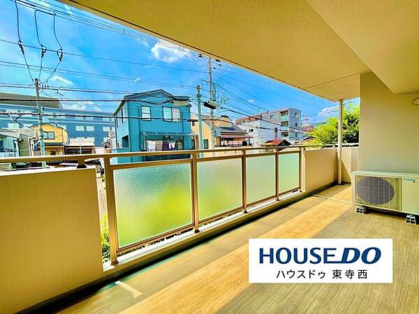 バルコニーから空が見える好立地です。洗濯物・布団干しに最適です。南向きで採光と通風が良好です。