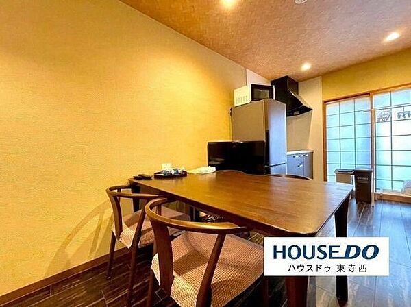 木の温もりを感じるダイニング。窓から光が入り、食事の時間も明るく過ごせそうです。