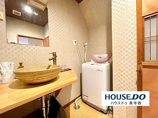 洗面台と洗濯機置場がまとまった使いやすい水まわり。朝の身支度もスムーズです。