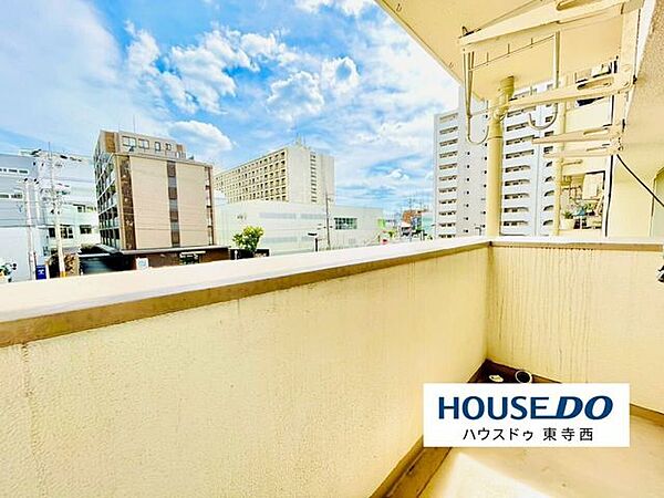 陽当り良好なバルコニー。洗濯物も干しやすく、開放感のある景色を日常のなかで楽しめます。