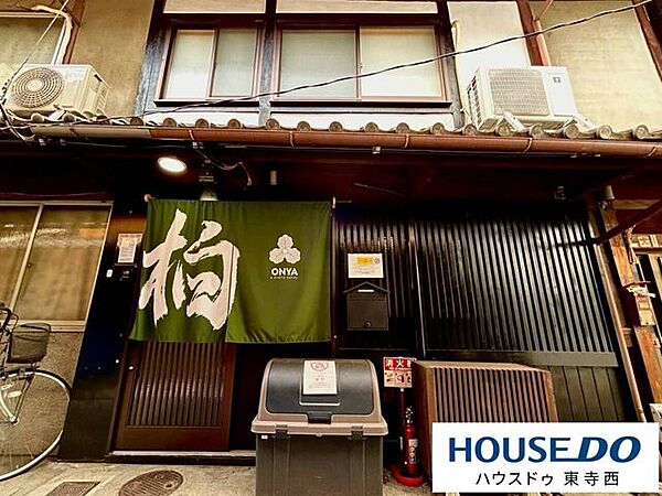 古民家の温もりを活かした外観。京都観光客からの需要も高く、投資物件としても魅力的です。
