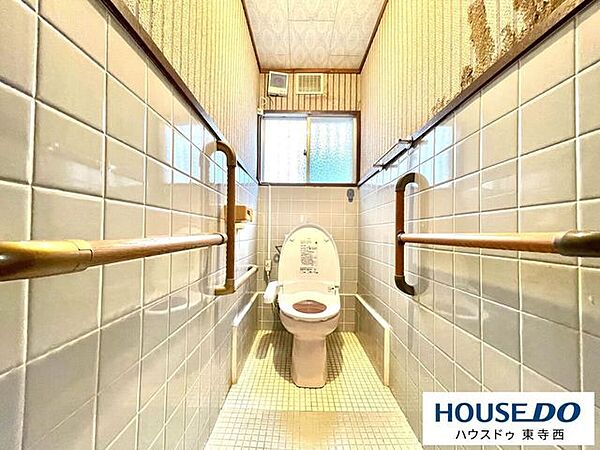 戸建てならではのゆとりあるトイレです。窓付きで換気しやすく、清潔に保ちやすい空間です。