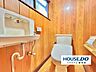 トイレ：シンプルで清潔感のあるトイレです。2ヶ所あるため、家族の朝の準備が効率的です。