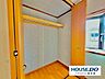 収納：ハンガーパイプ付きの収納。衣類を掛けて収納でき、居室をすっきり使えます。