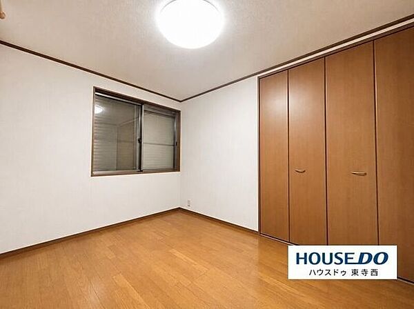 収納付きの洋室です。子ども部屋としても、書斎としても利用しやすいです。