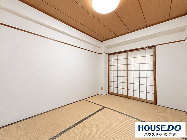 障子からやわらかな光が入る和室。畳と木目の天井が落ち着いた雰囲気を演出します。
