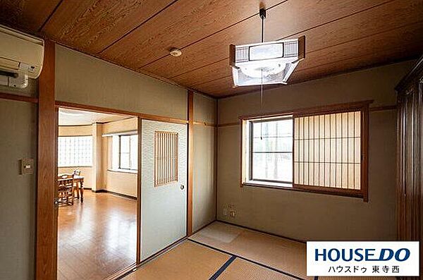 8帖の広々和室。畳の香りが心を和ませます。客間として、家族のくつろぎの場として、多用途に活躍する実績ある個室です。