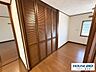 収納：木製の建具が印象的な室内。昔ながらの住まいの趣を感じられる落ち着いた空間です。