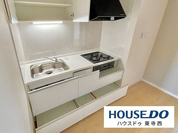 作業スペースを確保したシステムキッチン。収納も備え、毎日の調理や片付けがしやすい設計です。