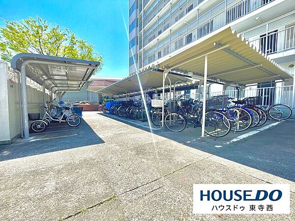 屋根付きで雨の日も大切な自転車が濡れにくい駐輪場。敷地内にしっかり確保されているため、毎日の通勤や通学、お買い物に便利です。