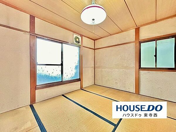 窓辺からやさしい光が差し込む和室。心落ち着く時間を過ごせる空間です。