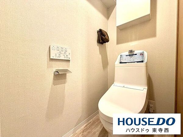トイレも清潔に保たれています。採光も確保。毎日使う空間だからこそ、丁寧に管理されていることが大切です。