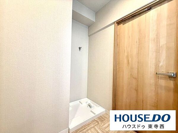 洗濯機置場が室内確保。天候に左右されない家事環境。共働き家族にも便利な設計です。