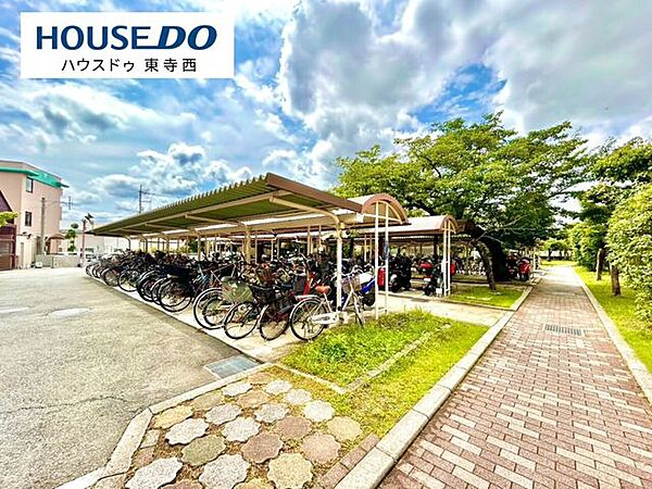 屋根付きの駐輪場を備え、自転車を雨から守ります。毎日の移動にも便利です。
