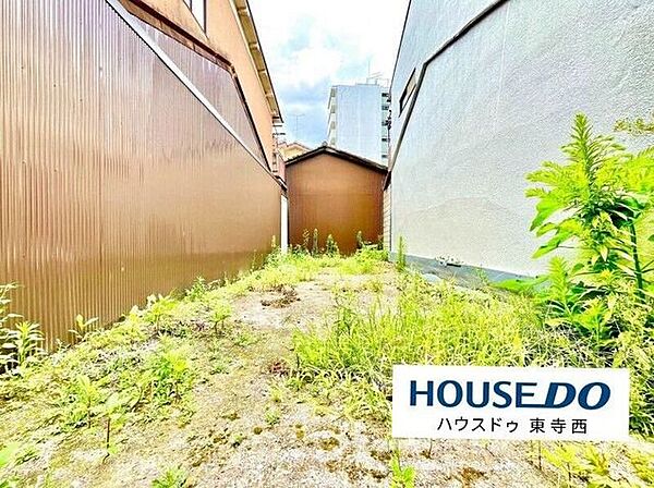 86m2敷地で、商業地域容積率500%なら3～4階建て可能。西大路駅至近で流通量多い立地。小型投資地としての効率性が高く、デベロッパー・投資家の積極買付が見込める物件です。