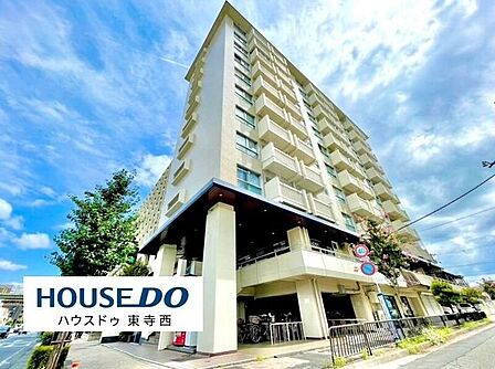 総戸数58戸のマンション。11階部分のお部屋で、近鉄「十条」駅まで徒歩10分の立地です。