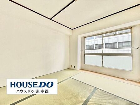 大きな窓から光が差し込む和室。落ち着いてくつろげる空間で、寝室や客間としても活用できます。