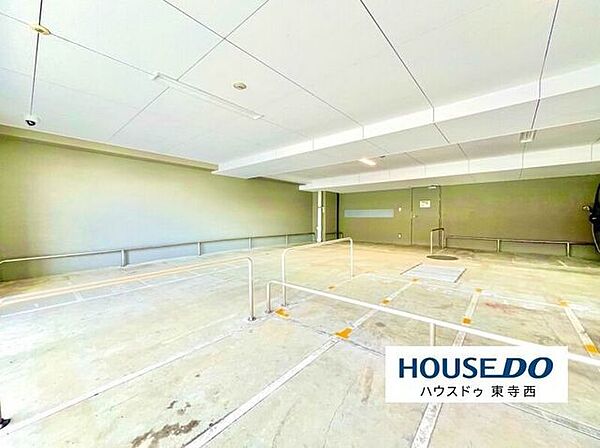 屋内の駐車スペースを備えたマンション。雨の日も乗り降りしやすいのがうれしいポイントです。