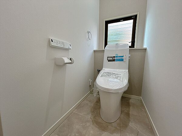 新品に交換済みのトイレです♪