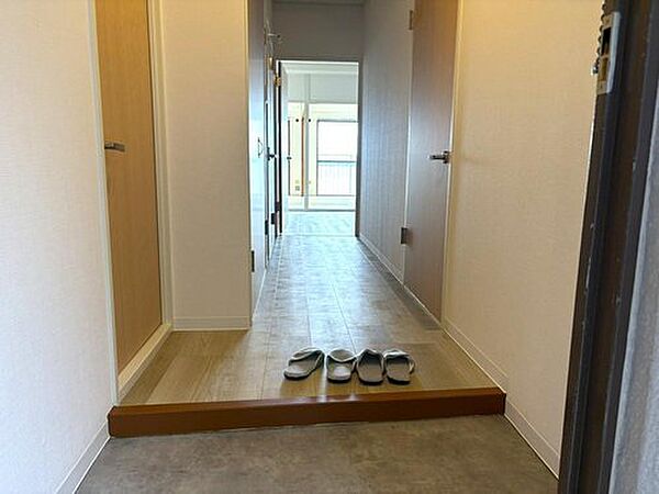 玄関から広がる、明るい住まい