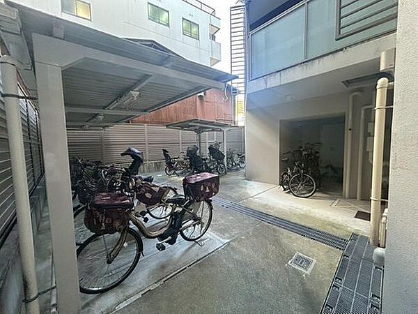 駐輪場200円～300円/月