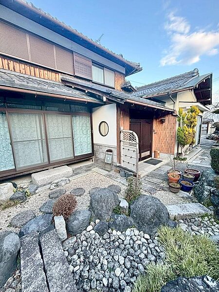 縁側から庭を眺めることができます
