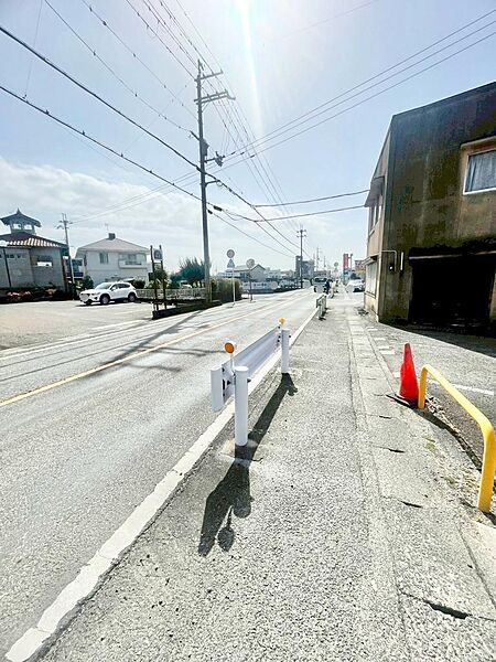 広々とした前道で駐車も楽々。