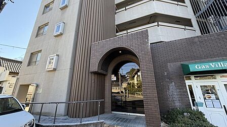 趣のあるアプローチと落ち着きあるエントランスがお出迎え!1階には人気のパン屋さんが入っており、休日の朝食や毎日の買い出しにも重宝します。地域に馴染む温もりと安心感のある住まいです!