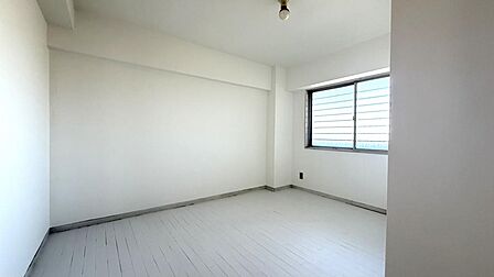 白を基調とした明るく清潔感あふれる洋室!寝室や子ども部屋、リモートワーク部屋など多用途に活用可能です。アクセントクロスや照明の変更で、お部屋ごとに異なる雰囲気を楽しむアレンジもおすすめ!