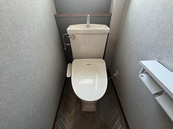 シンプルで清潔感のあるトイレで、毎日気持ちよくご使用いただけます。
