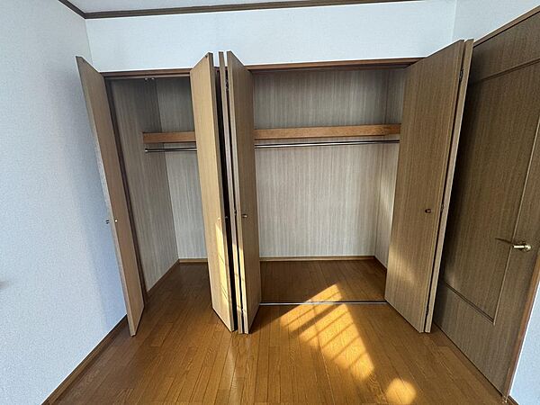 クローゼットを備えており、衣類や生活用品を整理しやすくすっきりと暮らせます。