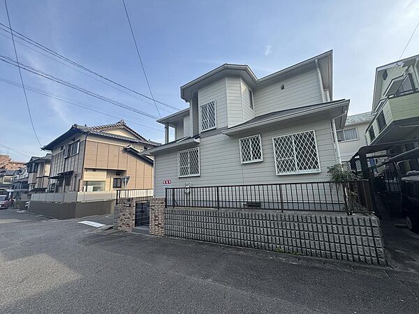 白を基調とした清潔感のある外観に、表札・ポスト周りのレンガ調が温かみを添えています。