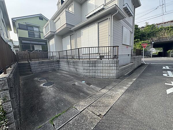 駐車場付きで、お車をお持ちのご家庭でも安心してご利用いただけます。