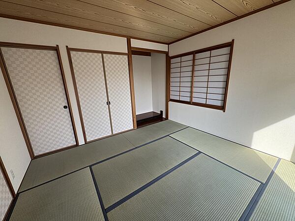 落ち着きのある和室は、日々の暮らしにやすらぎを与える多用途な空間です。