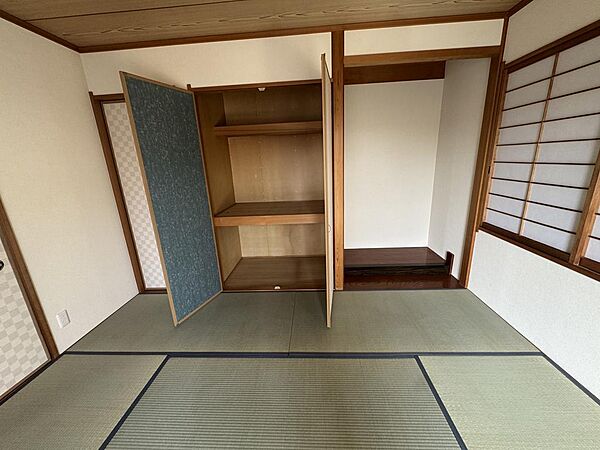 物入を備えた和室で、布団や日用品もすっきり収納できる使い勝手の良い空間です。
