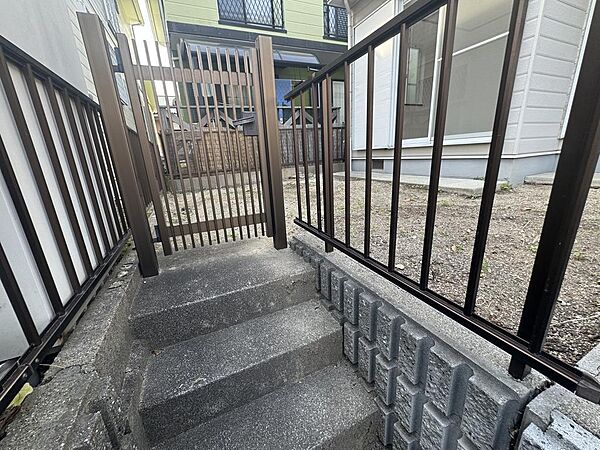 庭へ直接出入りできる勝手口で、自転車の出し入れや外作業にも便利です◎