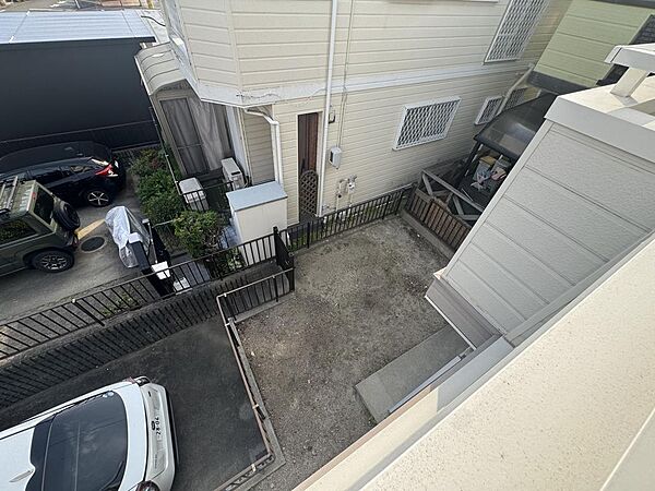 隣家がありながらも庭スペースが確保されており、ゆとりを感じられる住環境です。