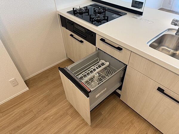 食洗機を完備したシステムキッチンで、毎日の家事負担を軽減。食後の片付けもスムーズに行え、ゆとりある暮らしを実現します。