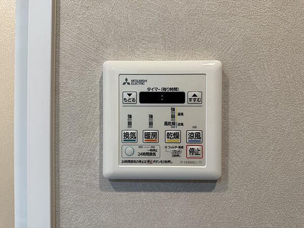 浴室乾燥機付きで、雨の日や花粉の季節でも洗濯物を室内でしっかり乾燥可能。快適で便利なバスルーム設備が整っています。