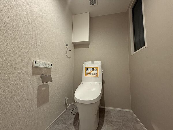 ゆとりのある広さを確保したトイレは、圧迫感のない快適な空間。窓付きで自然換気もでき、明るく清潔感のある使いやすい設計です。