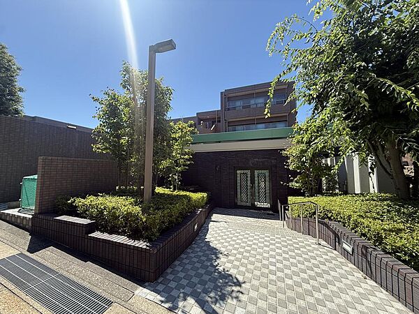 東山公園エリアの落ち着いた住環境に位置し、緑と利便性が共存するロケーション。日々の暮らしにゆとりと心地よさをもたらします。